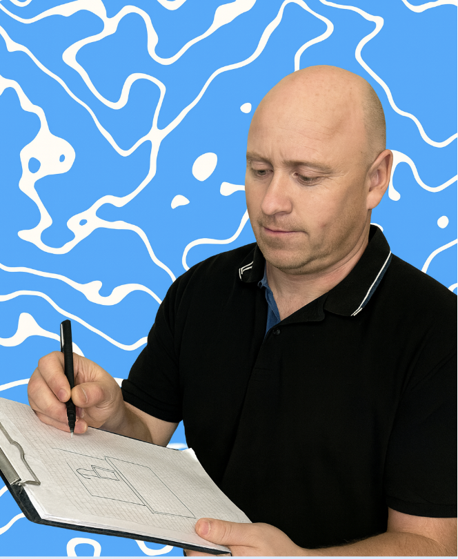 Mand tegner på clipboard foran blå baggrund