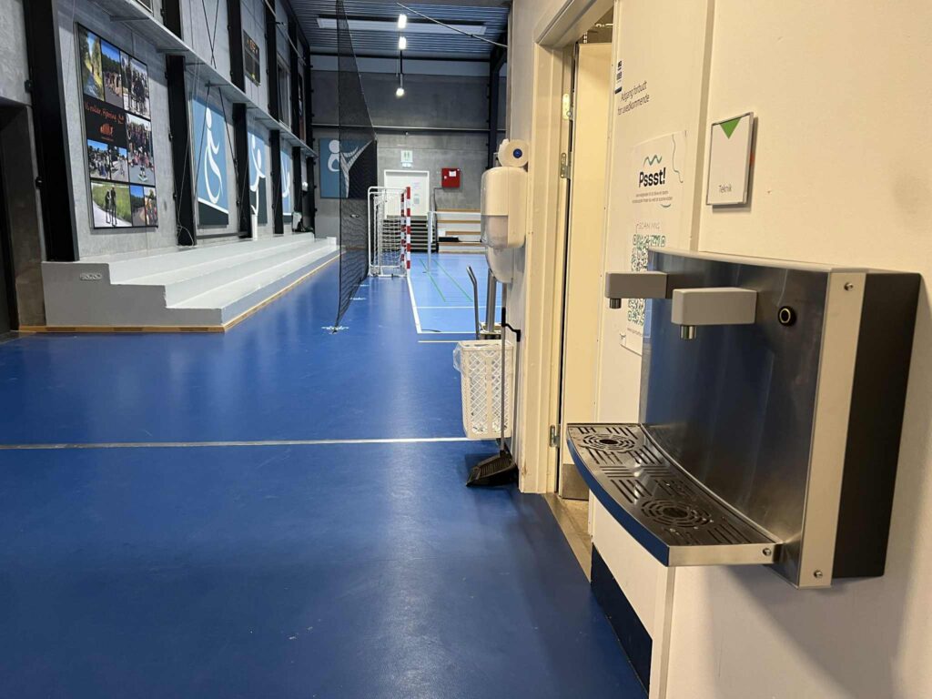 Vandfontæne ved indgang til sports hal