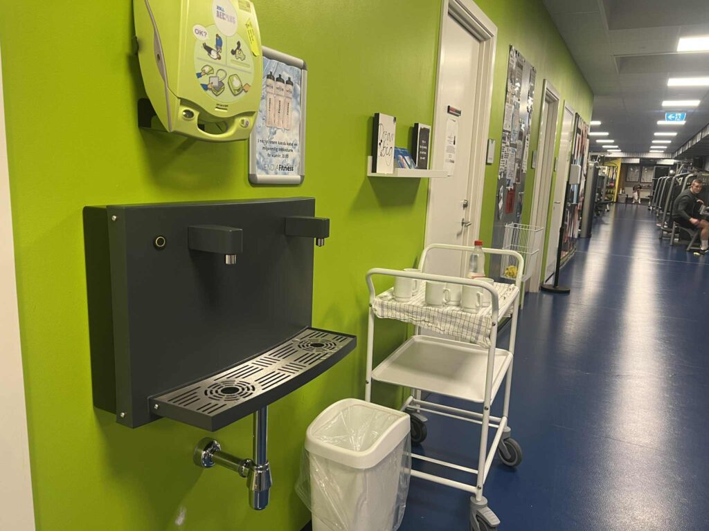 Vandstation og gang i fitnesscenter
