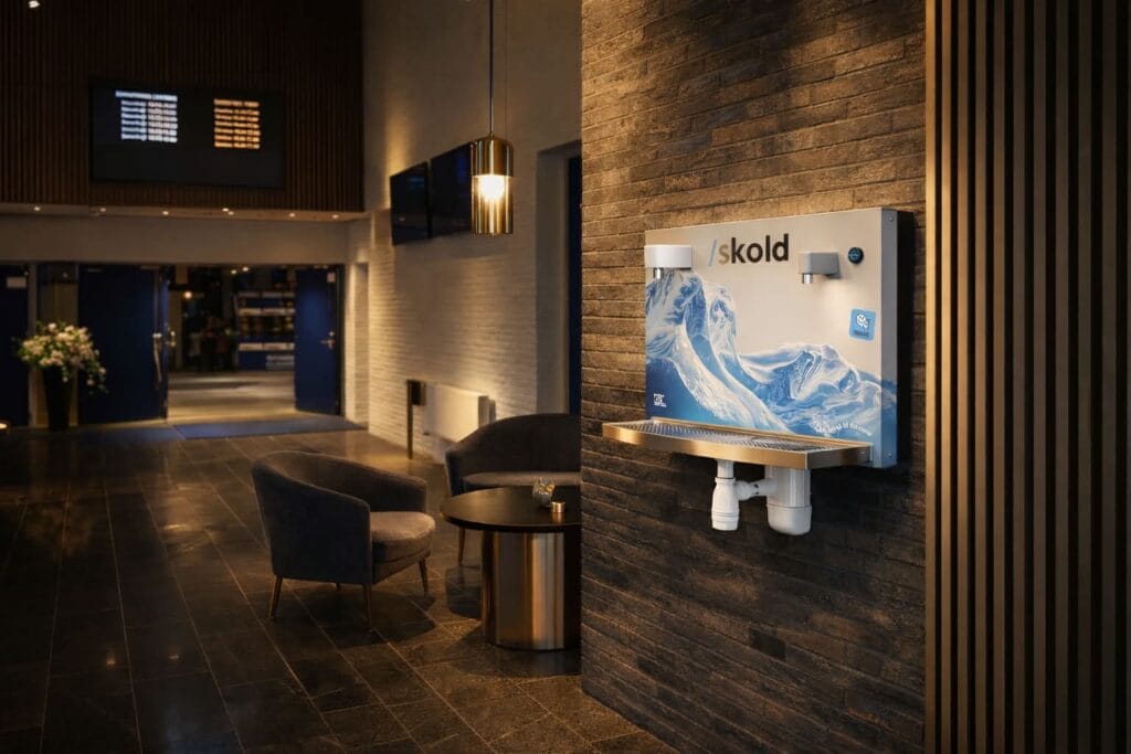 Vandkøler monteret på væg i moderne lobby