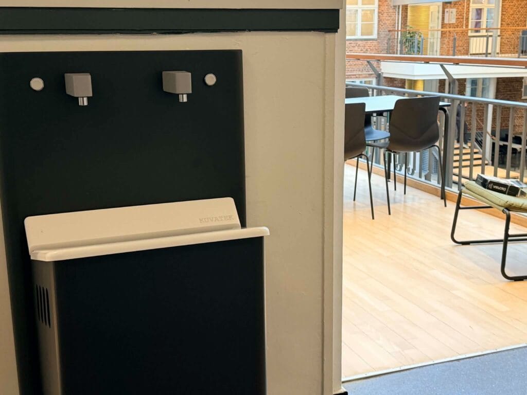Moderne altan med bord og stole